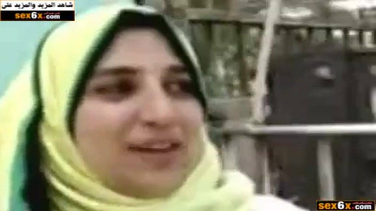 شرموطة بحجاب أصفر بتمص الزبر ومبسوطة - سكس مص زب مصري فيديو