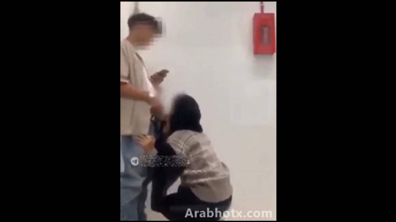 سكس مصري ياخد صاحبته فحمام المدرسه تمصبه بلوجوب يرفعها علي زبره و ينيكها