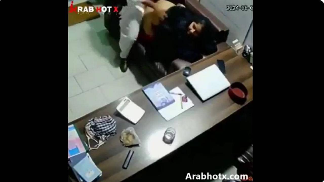 خليجي يهيج علي طيز السيكرتيره تحت العبايه السمرا و هي بتتهز زنقها قلعها الكلوت و ناكها