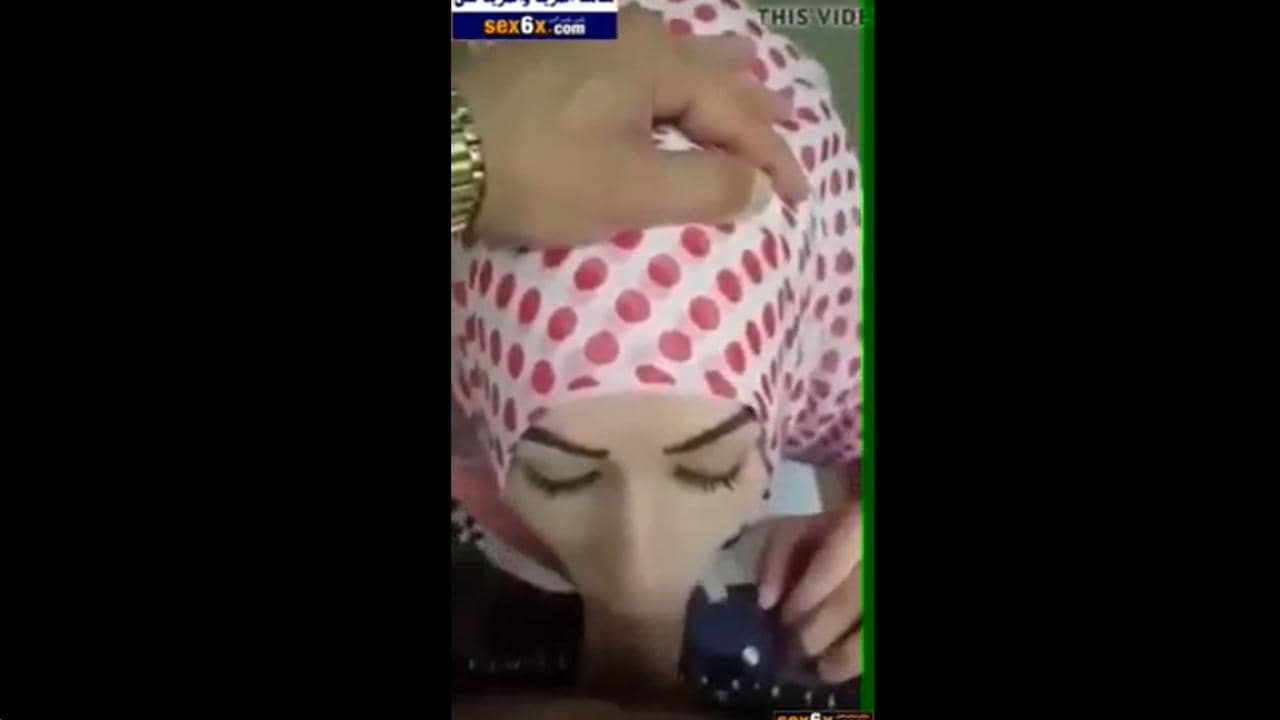 سكس طالبة محجبة ترضع زب عشيقها جامد وبشهوه