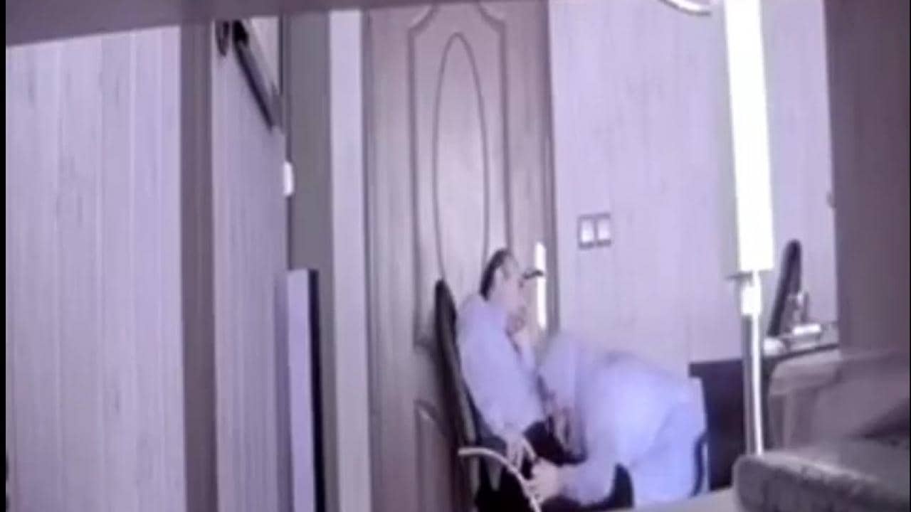 السكرتيرة المحجبة تمص زب الدكتور سكس مصري