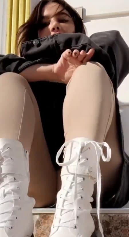 أنجي خوري تظهر كسها