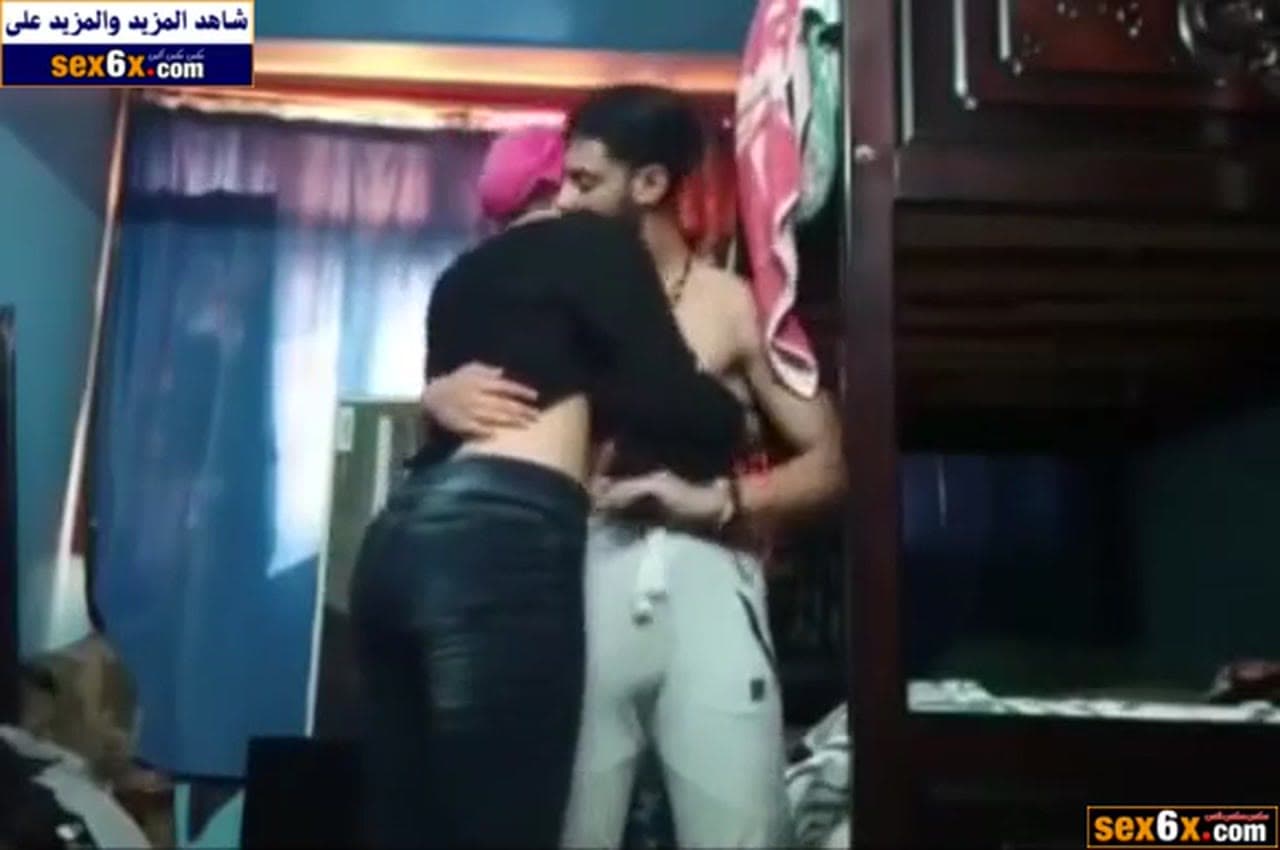 طالبة مدرسة محجبة تروح عند حبيبها الشقة ويحاول ينيكها وهي لسه بنت - سكس عربي فيديو