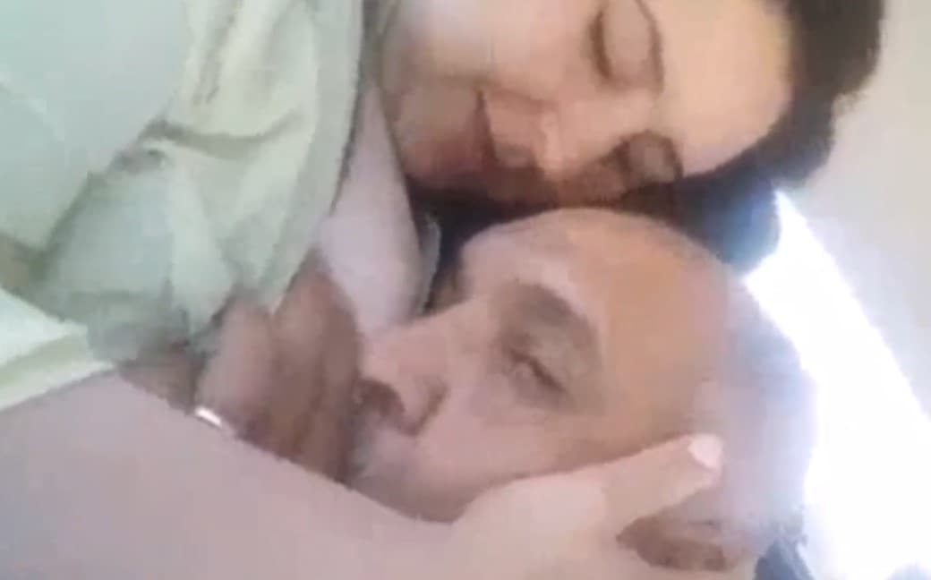 مدير يمص حلمات بزاز موظفة عراقية في السيارة اثناء ذهابهم للعمل