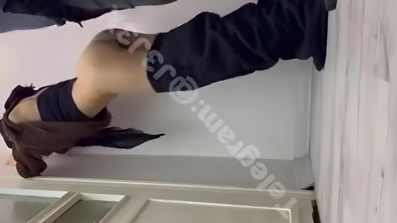 نيك محجبة علي الواقف في حمام الشركة xnxx