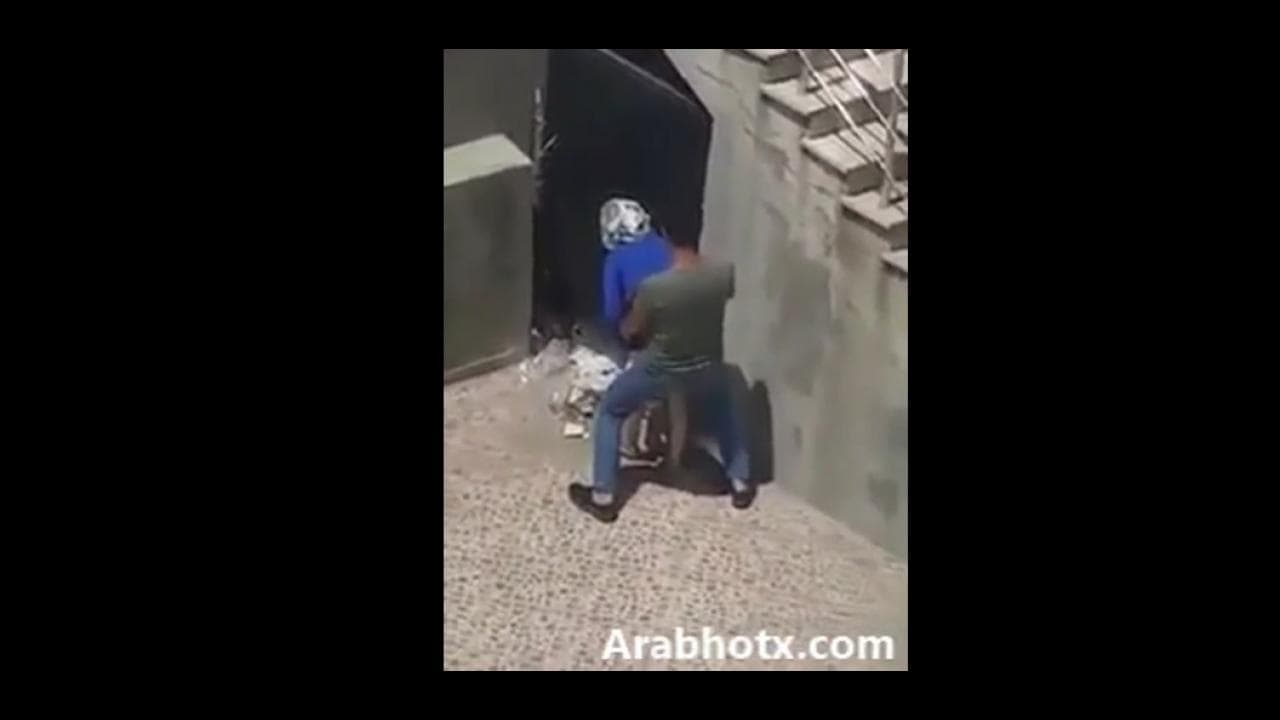 زنق جارته في الشارع تحت البيت ناك طيزها خلفي و الجيران بتصورهم و هو هايج عليها
