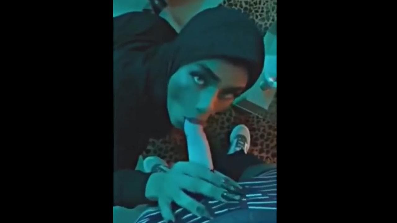سكس عربي لشرموطه عربيه محجبه تتناك من مديرها في الشغل و تمص فزبره زي الكلبه