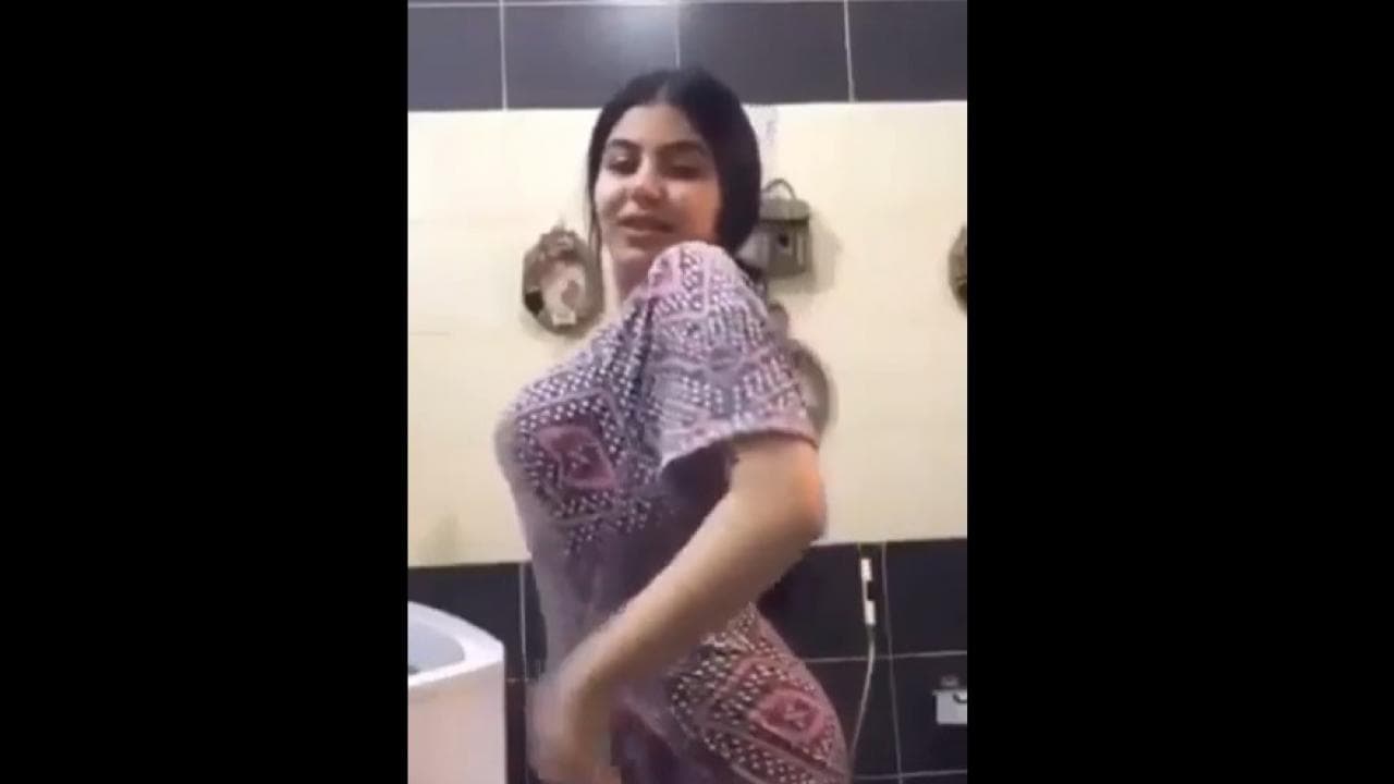 مراهقه تونسية تصور فيديو في الحمام