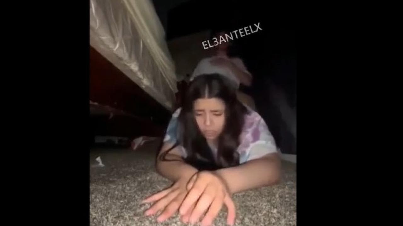 بيدخل على اخته الشرموطة وينيكها بجميع الاوضاع
