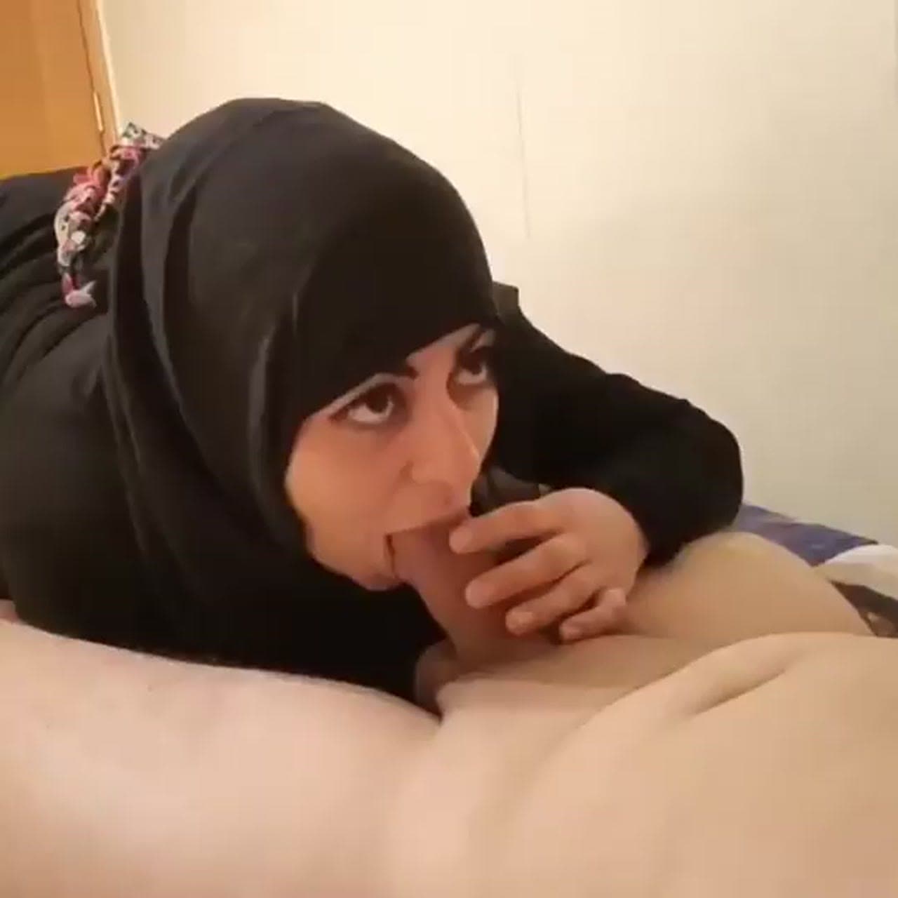 سكس فموي سعودي محجبة خليجية يخربيت نظراتها وشوقها وهي بتمص الزبر