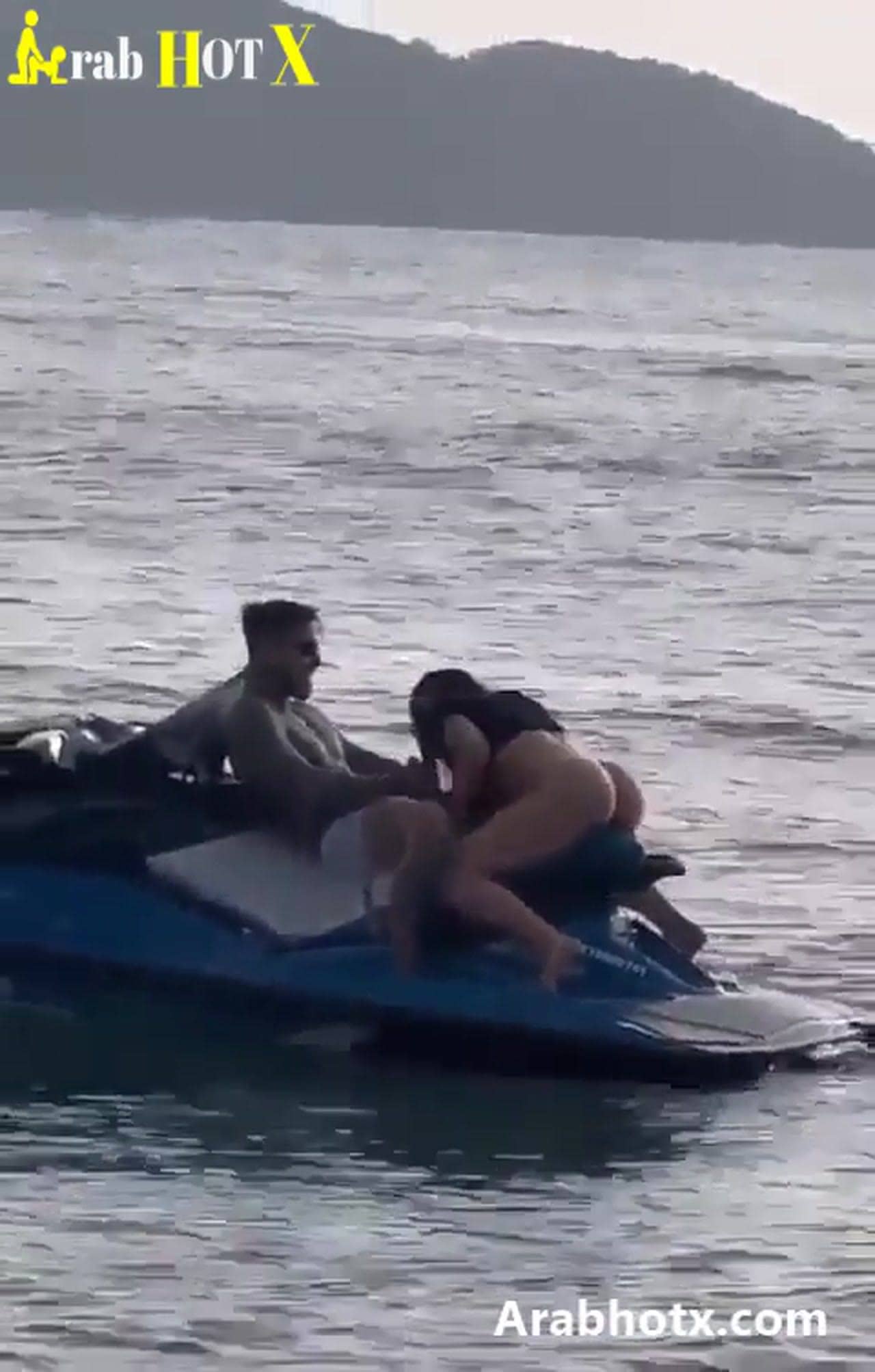 هاجوا علي بعض فنص البحر قلع خطيبته و خلاها تمصله زبره رفعها ناكها و صاحبه بيصور